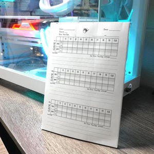 Puede incluir: Una hoja de puntuación de papel blanco para un juego de cartas con tres secciones etiquetadas como Game 1, Game 2 y Game 3. Cada sección incluye una cuadrícula para registrar puntuaciones del 11 al 20, filas para You y Opp, y notas.