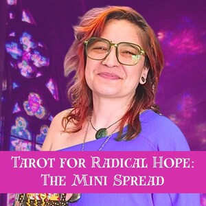 Puede incluir: Una persona con cabello rojizo y gafas viste una blusa morada de un solo hombro, sosteniendo una pequeña baraja de cartas de tarot negras con diseños de estrellas doradas. El texto "Tarot for Radical Hope: The Mini Spread" aparece en blanco sobre una franja rosa.