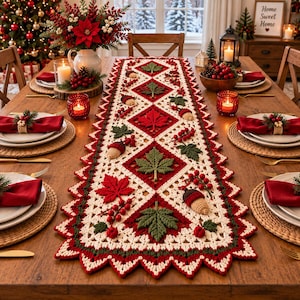 Könnte beinhalten: Ein rechteckiger Häkel-Tischläufer mit einem sich wiederholenden Rautenmuster in Creme, Rot und Grün. Das Design umfasst dreidimensionale gehäkelte Ahornblätter, Eicheln und rote Beerencluster, abgeschlossen mit einem gewellten Rand.