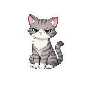 Puede incluir: Una pegatina con una ilustración de dibujos animados de un gato atigrado gris con rayas gris oscuro, pecho blanco y patas blancas. El gato tiene grandes ojos verdes, una nariz rosa y una expresión facial gruñona mientras está sentado.