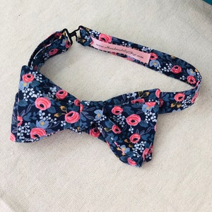 Adulto Navy fucile carta Co. Papillon con fiori