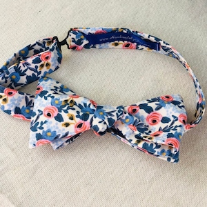 Adulto rosa e Navy fucile carta Co. Papillon con fiori