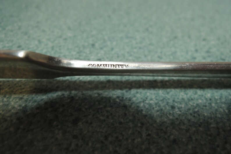\u2018F\u2019 monogram 4 Butter knives Silver plate Oneida Community Vintage Patrician pattern Beautiful condition Butter spreaders