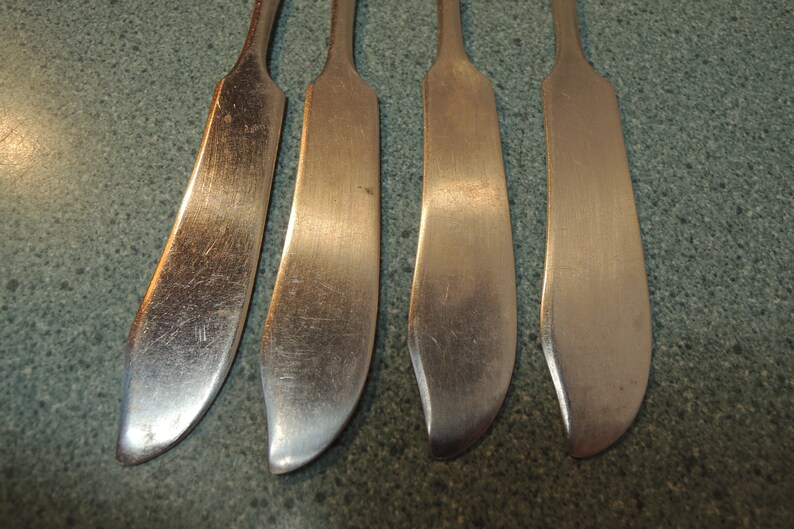 \u2018F\u2019 monogram 4 Butter knives Silver plate Oneida Community Vintage Patrician pattern Beautiful condition Butter spreaders