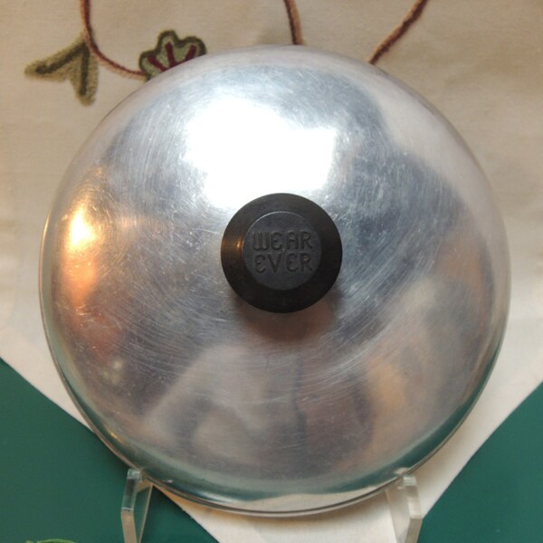 Wear Ever lid, 9” Aluminum top, Bakelite knob, Beautiful condition, Vintage