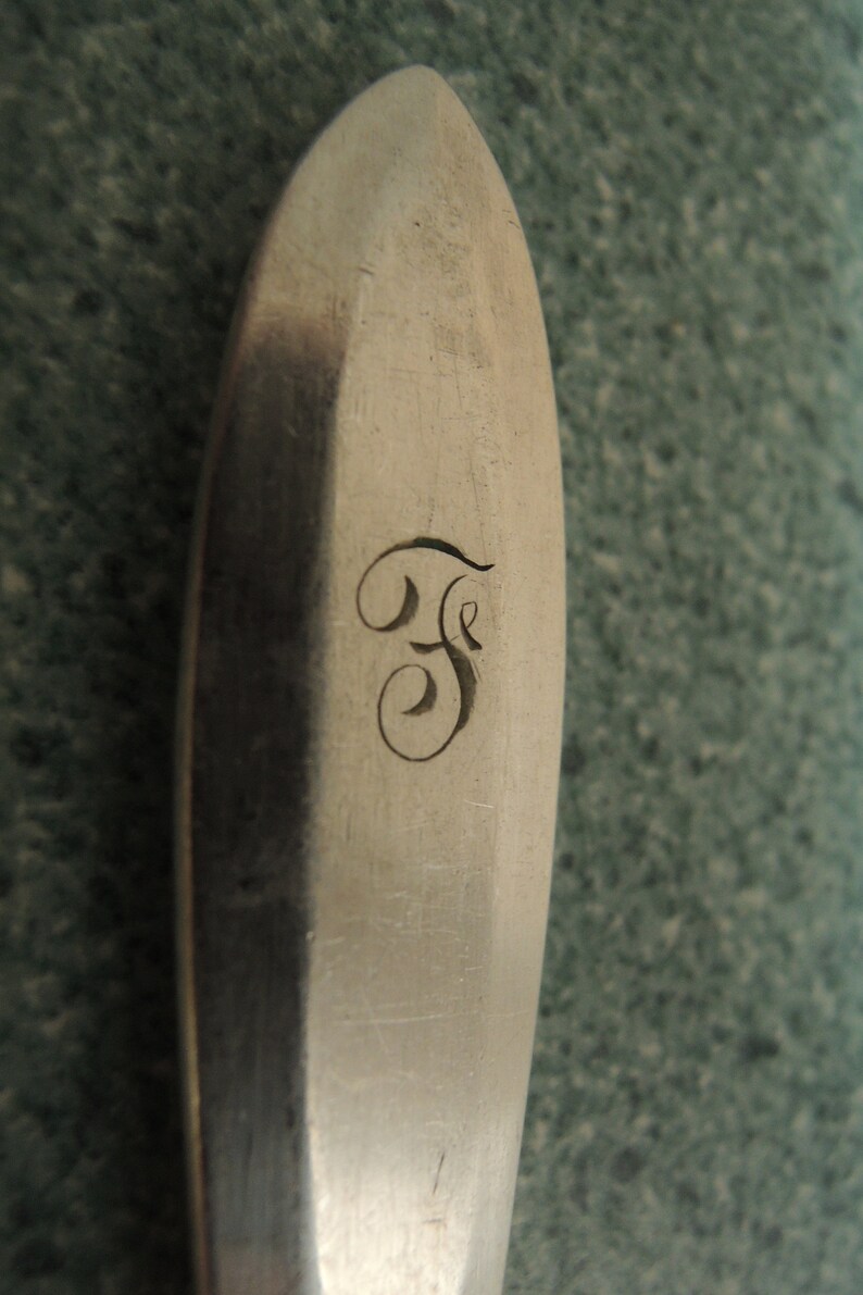 \u2018F\u2019 monogram 4 Butter knives Silver plate Oneida Community Vintage Patrician pattern Beautiful condition Butter spreaders