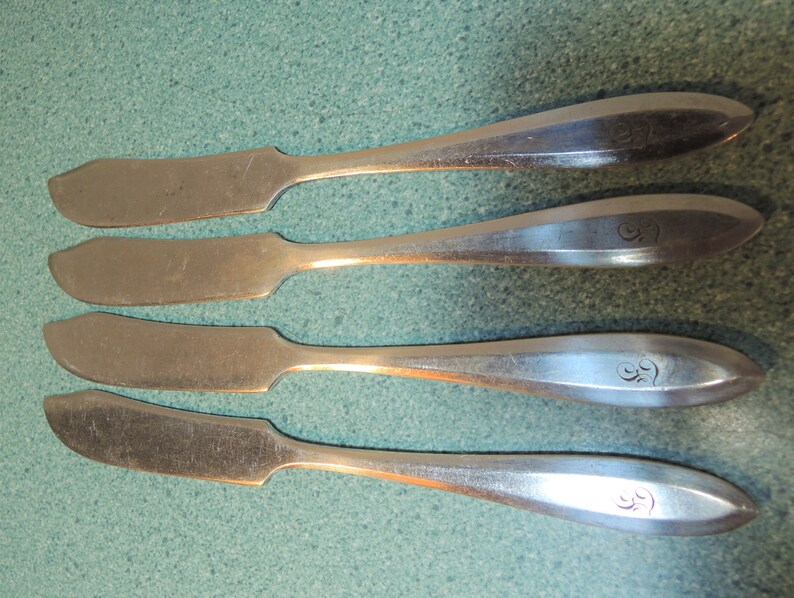 \u2018F\u2019 monogram 4 Butter knives Silver plate Oneida Community Vintage Patrician pattern Beautiful condition Butter spreaders