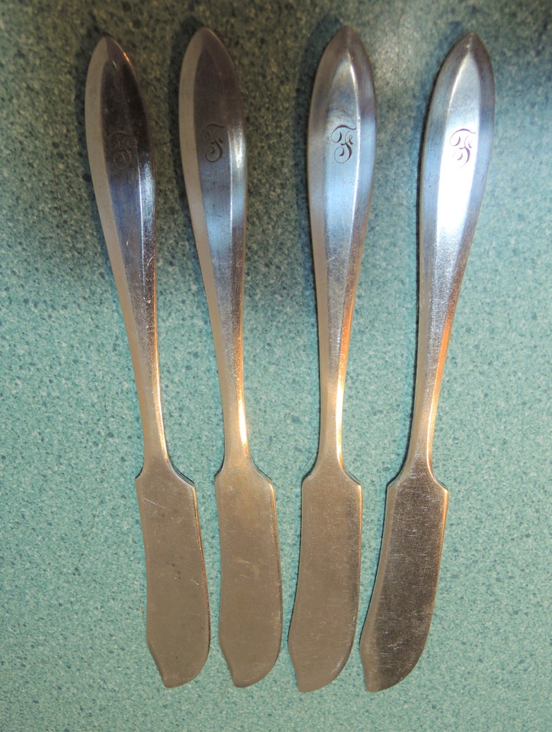 \u2018F\u2019 monogram 4 Butter knives Silver plate Oneida Community Vintage Patrician pattern Beautiful condition Butter spreaders