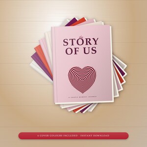 Könnte beinhalten: Ein Stapel Erinnerungsjournale mit verschiedenfarbigen Einbänden. Das oberste Journal ist hellrosa mit dem Text THE STORY OF US und einer dunkelroten Herzgrafik. Unter dem Herz steht der Text A COUPLE MEMORY JOURNAL. Sechs Einbandfarben sind enthalten.