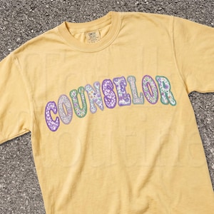 Camiseta para consejero escolar, camiseta con apliques florales, regalo para consejero escolar, camiseta teñida en prenda Comfort Colors 1717