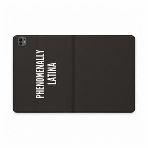 Étui pour tablette Phenomenally Latina | Noir, texte blanc vertical