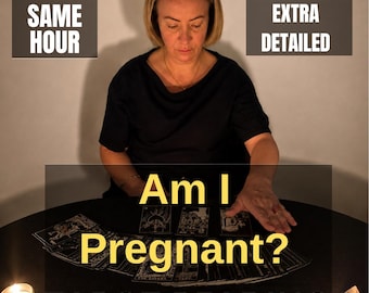Puede incluir: Una persona con camisa negra sentada ante una mesa redonda con cartas del tarot extendidas. El texto dice: SAME HOUR, EXTRA DETAILED, Am I Pregnant? TAROT READING. Dos velas encendidas y objetos pequeños sobre la superficie negra de la mesa.