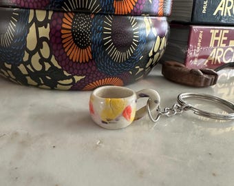 Llavero/adorno para bolso de mini taza de cerámica hecha a mano (¡CON DEFECTOS!)