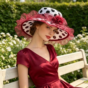 Prickig organza tebjudningshatt, volangfascinator med bred brätte, blommig derbyhatt