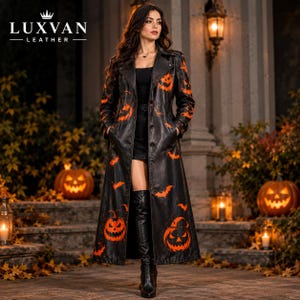 Könnte beinhalten: Ein schwarzer Ledermantel mit einem orangefarbenen Aufdruck von Kürbissen und fliegenden Fledermäusen. Der Mantel hat einen Kragen, lange Ärmel und eine durchgehende Knopfleiste. Der Text LUXVAN LEATHER mit einem Kronensymbol ist sichtbar.