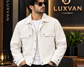 Jaqueta utilitária masculina de couro branco: estilo motociclista moderno, com vários bolsos.