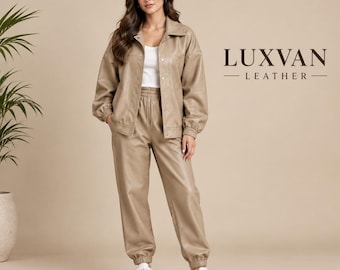 Conjunto deportivo de cuero beige para mujer, chaqueta oversize y pantalones deportivos, estilo urbano moderno.