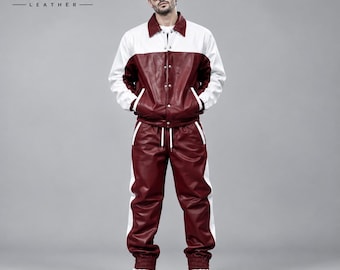 Conjunto de agasalho masculino em couro bordô com detalhes em branco, estilo streetwear.