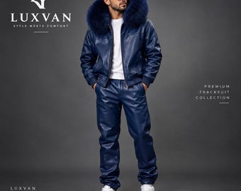 Conjunto de agasalho masculino azul marinho em couro legítimo com capuz de pele sintética, jaqueta e calça.