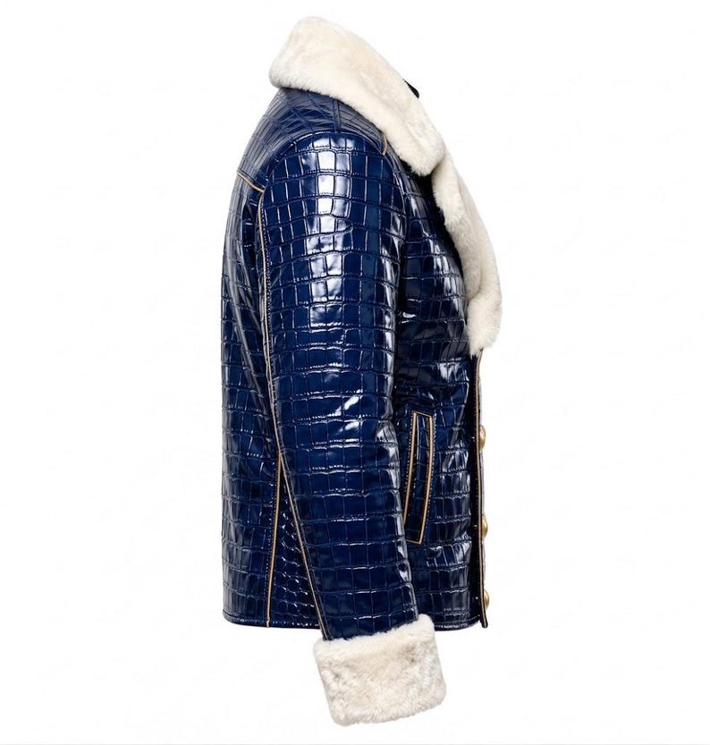 Puede incluir: Una chaqueta azul marino brillante con un patr&oacute;n texturizado de piel de cocodrilo, que presenta un cuello grueso de piel sint&eacute;tica blanca y pu&ntilde;os a juego. La chaqueta incluye botones dorados en el cierre frontal y detalles de ribete beige.