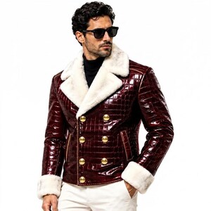 Puede incluir: Una chaqueta de doble botonadura en piel sint&eacute;tica color burdeos oscuro brillante con textura de piel de cocodrilo. La chaqueta presenta un cuello ancho de piel sint&eacute;tica blanca y pu&ntilde;os a juego, acentuados por seis botones dorados.