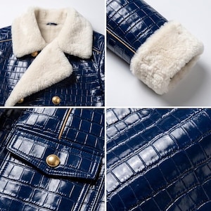 Puede incluir: Una chaqueta azul marino con textura brillante de relieve de cocodrilo, con cuello y pu&ntilde;os de piel sint&eacute;tica blanca gruesa. La prenda incluye botones dorados en la parte delantera y en las solapas de los bolsillos, con detalles de ribetes.