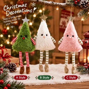 Puede incluir: Tres adornos navideños de peluche en forma de cono en verde, blanco y rosa. Cada uno tiene una estrella dorada en la parte superior, piernas a rayas colgantes con pies marrones o dorados y una carita. Texto: Christmas Decorations! Add a little more holiday magic to your home.