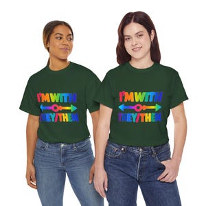 Jag är med dem/dem regnbågsfärgad t-shirt – inkluderande t-shirt, icke-binära pronomen, HBTQ+ Pride eller Ally-gåva, unisex bomullströja