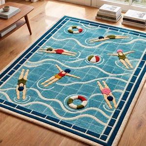 Peut inclure: Un tapis rectangulaire représentant une piscine bleue avec un motif en grille, des lignes d'eau ondulées blanches et plusieurs personnages nageant en maillots de bain colorés, ainsi que deux bouées et un ballon de plage.
