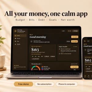 Può includere: Un computer portatile e uno smartphone mostrano un'app di finanza personale con interfaccia scura. Lo schermo visualizza testo tra cui All your money, one calm app, Budget, Bills, Debt, Goals, Net worth, Good morning e un importo di $163.