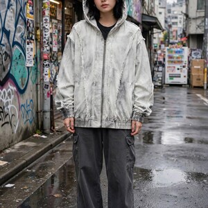 Veste cargo à capuche pour homme, coupe ample, fermeture éclair, style streetwear patchwork déstructuré, manteau utilitaire à bords francs, superposition décontractée