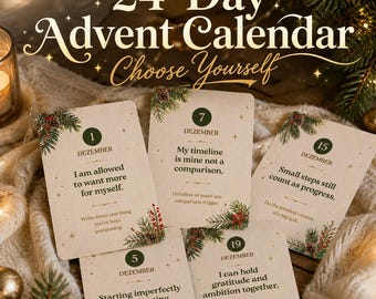 Könnte beinhalten: Ein 24-Tage-Adventskalender-Set mit cremefarbenen Karten, grünen kreisförmigen Datumsmarkierungen, Tannenzweig-Illustrationen und motivierenden Texten. Jede Karte zeigt ein spezifisches Datum im Dezember und eine Reflexionsaufgabe.