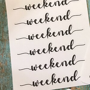 Puede incluir: Seis pegatinas de "fin de semana" en blanco y negro sobre un fondo blanco. Las pegatinas est&aacute;n en una fuente cursiva. El texto "Font 2" est&aacute; en la parte inferior de la imagen.