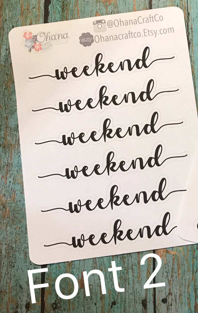 Puede incluir: Seis pegatinas de "fin de semana" en blanco y negro sobre un fondo blanco. Las pegatinas est&aacute;n en una fuente cursiva. El texto "Font 2" est&aacute; en la parte inferior de la imagen.
