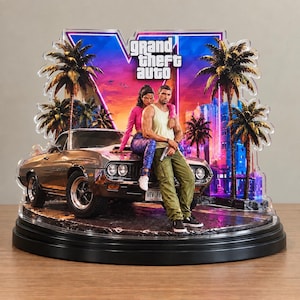 Peut inclure: Un présentoir en acrylique Grand Theft Auto V représentant une voiture de sport marron métallisé avec deux personnages posés sur le capot. Le fond montre des palmiers et une ville néon sous un coucher de soleil violet et orange.