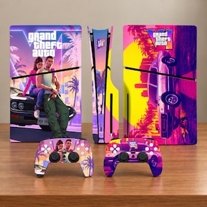 Op de afbeelding: Een set gameconsole-skins met Grand Theft Auto VI-branding en levendige roze, gele en paarse zonsondergangafbeeldingen. Het ontwerp bevat twee controllers en consolepanelen met palmbomen, een auto en twee personages op een motorkap.