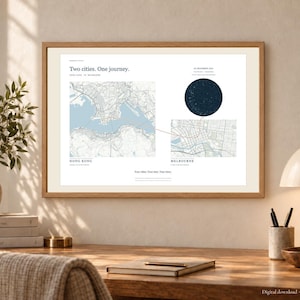 Könnte beinhalten: Ein rechteckiger Wandkunstdruck mit dem Titel Two cities. One journey. mit zwei hellblauen und weißen Stadtplänen von Hongkong und Melbourne, die durch eine Linie verbunden sind, einer dunkelblauen kreisförmigen Sternenkarte und Textfeldern.
