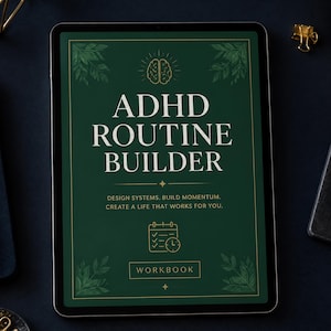 Könnte beinhalten: Ein digitales Tablet mit einem dunkelgrünen Einband für ein ADHD Routine Builder Arbeitsbuch. Der Text lautet ADHD ROUTINE BUILDER, DESIGN SYSTEMS. BUILD MOMENTUM. CREATE A LIFE THAT WORKS FOR YOU. WORKBOOK, mit einem Gehirn- und Kalendersymbol.