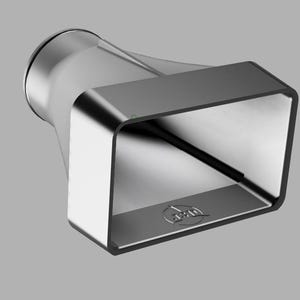 Könnte beinhalten: Ein metallisch silberner Adapter mit einer kreisförmigen Öffnung an einem Ende, die in eine breite rechteckige Öffnung am anderen Ende übergeht. Die rechteckige Vorderseite zeigt ein kleines kreisförmiges Logo mit dem Text 3D am unteren Rand.