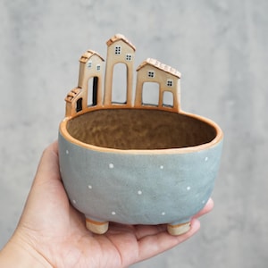 Puede incluir: Un letrero de madera rústica con el texto "Welcome to our home" en letras blancas. El letrero presenta un acabado envejecido y un diseño sencillo y acogedor, perfecto para un porche o entrada.