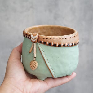 BOHO, Maceta tipo cesta tribal, Maceta de cerámica verde menta hecha a mano con forma de cactus, Diseño BOHO único, Maceta de cerámica BOHO chic, Diseño de borde tribal.