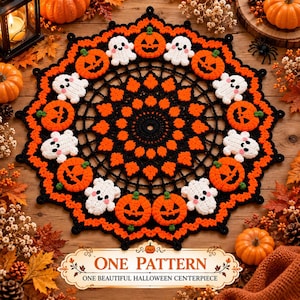 Könnte beinhalten: Ein rundes, gehäkeltes Halloween-Tischdeckchen mit einem schwarzen, spinnennetzartigen Zentrum, umgeben von einem abwechselnden Rand aus orangefarbenen Kürbissen und weißen Geistern mit rosa Wangen. Der Text auf dem Etikett lautet ONE PATTERN ONE BEAUTIFUL HALLOWEEN CENTERPIECE.