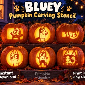 Könnte beinhalten: Sechs orangefarbene Kürbisse, geschnitzt mit Bluey-Charakterdesigns und dem Text Bluey und Oh, Biscuits. Die Kürbisse sind auf einer Holzoberfläche mit Laternen und Herbstblättern angeordnet. Das Bild enthält den Text Bluey Pumpkin Carving Stencil.