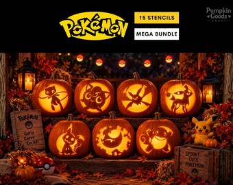 Op de afbeelding: Een Pokémon mega-bundel met 15 stencils met zeven uitgesneden oranje pompoenen met gloeiende silhouetten van diverse personages, waaronder Mew, Jigglypuff en Pikachu, getoond met een houten bord met de tekst Pokémon Gotta Carve 'Em All.