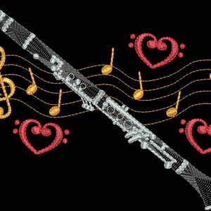 Pode incluir: Um clarinete prateado com chaves pretas e uma pauta musical dourada com notas e corações. Os corações são vermelhos e as notas são douradas.