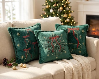 Weihnachtskissenbezug, bestickter Kissenbezug mit Schneeflocken, Glocken und Tannenbaum, cremefarben-grüne festliche Sofadekoration, gemütliches winterliches Wohnaccessoire