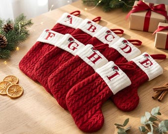 Weihnachtsstrumpf mit Anfangsbuchstaben, roter Zopfmuster-Strickstrumpf, personalisierte Kamindekoration für die Familie, Weihnachtsgeschenk