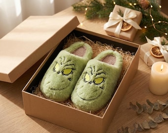 Grüne Weihnachtspantoffeln, flauschige Hausschuhe mit festlichen Motiven, gemütliche Winterpantoffeln für drinnen, lustiges Weihnachtsgeschenk