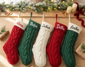 Personalisierter Weihnachtsstrumpf, Zopfmuster-Weihnachtsstrumpf mit Namen, Kamindekoration in Rot, Grün und Creme, Familiengeschenk