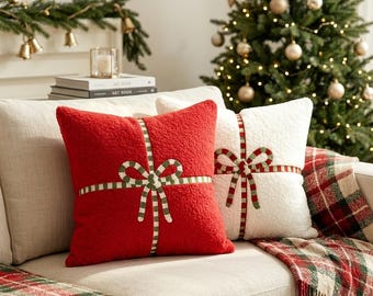 Weihnachtskissenbezug, flauschiger rot-cremefarbener Kissenbezug mit Geschenkschleife, festliche Sofadekoration, gemütliches Winter-Accessoire für Zuhause